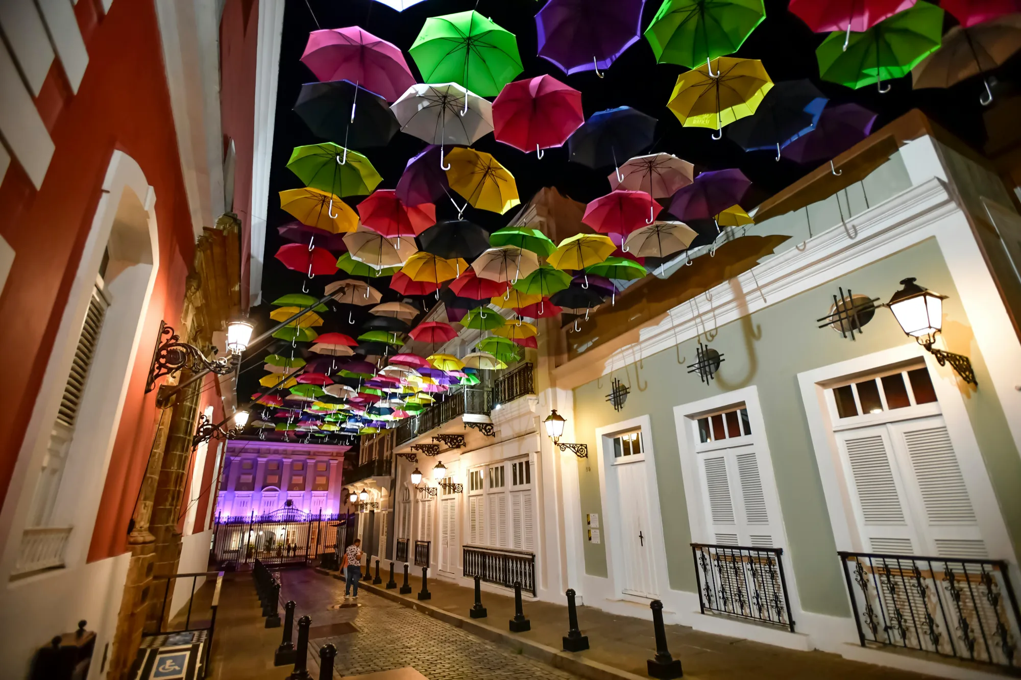 Calle del Viejo San Juan de noche, cubierta de sombrillas de colores