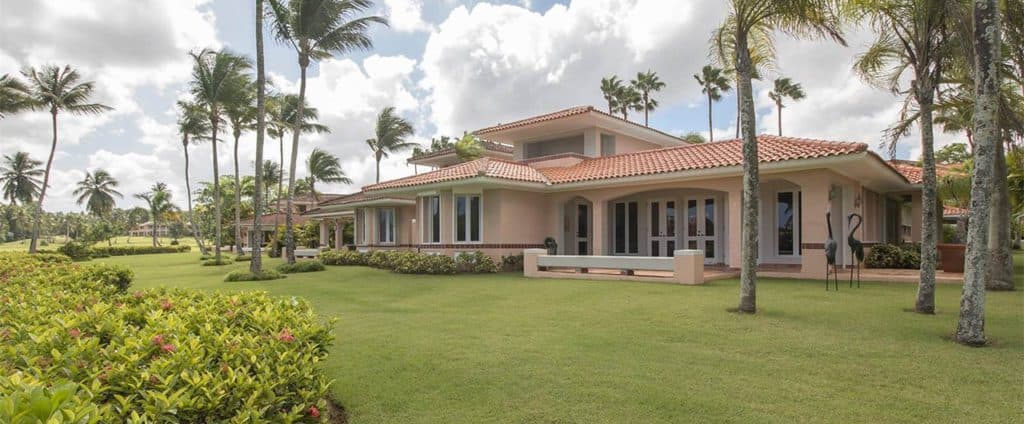 Residencia con palmas y patio amplio en Dorado