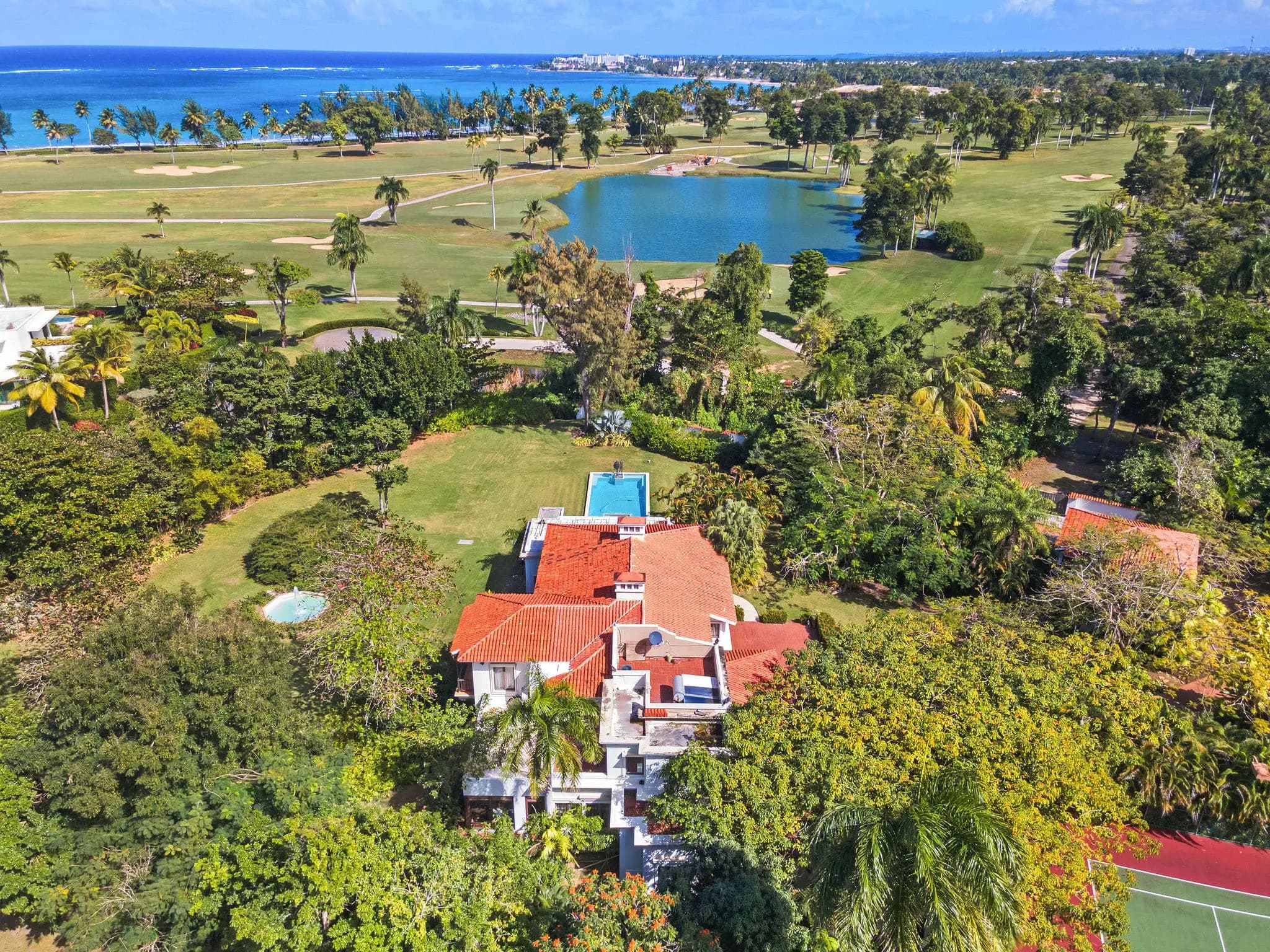 Vista aérea de una residencia junto a un campo de golf en Dorado
