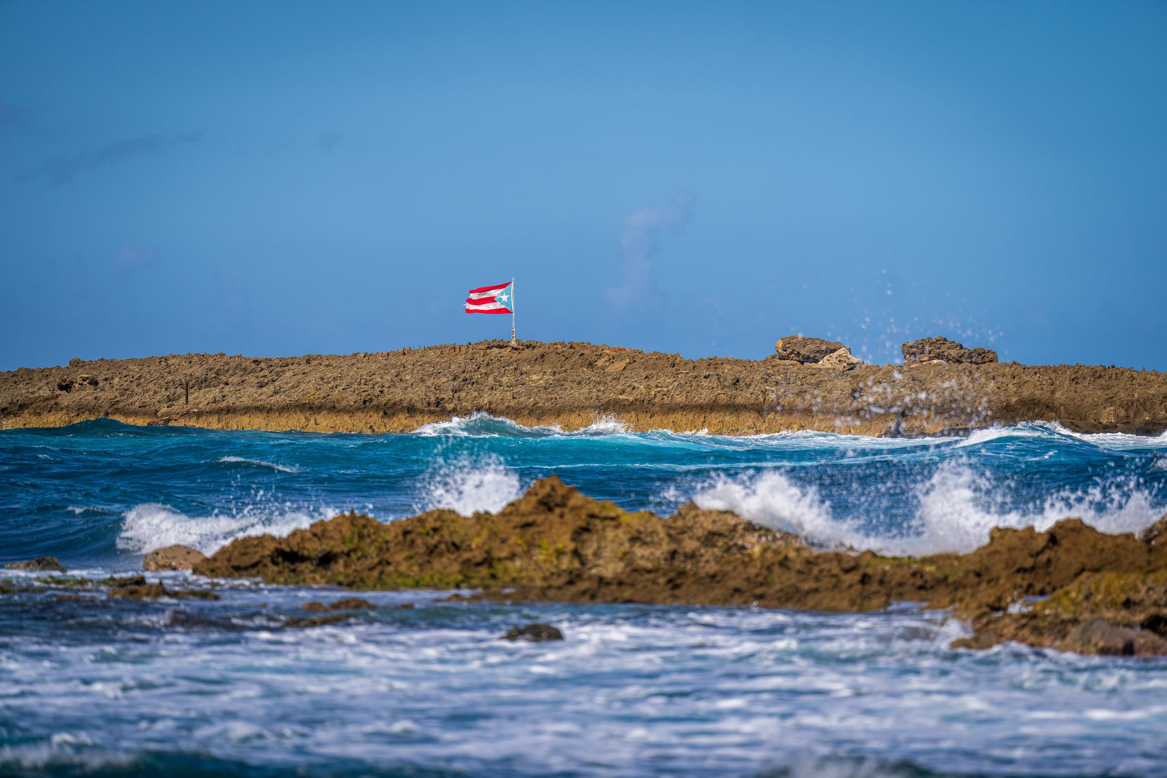 Costa de Puerto Rico con la bandera